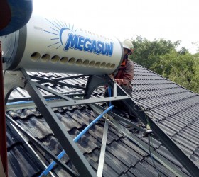 lắp máy nước nóng MEGASUN - đèn năng lượng mặt trời tại  bến lức, long an